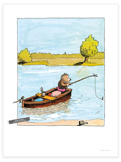 „Fische fangen“ – Der kleine Bär angelt aus einem Boot auf einem blauen Fluss, 30 × 40 cm