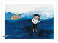 „Der Josa mit der Zauberfiedel“ – Josa spielt Fiedel vor einer blauen Landschaft mit Regenbogen, 30 × 40 cm