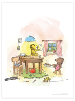 „Tiger & Bär kochen“ – Tiger am Küchentisch und Bär mit einer Pfanne in einer hellen Küchenszene, 30 × 40 cm