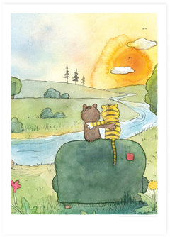 „Im Sonnenuntergang“ – Tiger und Bär sitzen mit dem Rücken zum Betrachter auf einem Sofa vor Fluss und Abendsonne, 50 × 70 cm