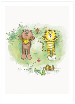 „Wolken gucken“ – Tiger und Bär liegen mit den Händen hinter dem Kopf im Gras, daneben Frosch und Tigerente, 50 × 70 cm